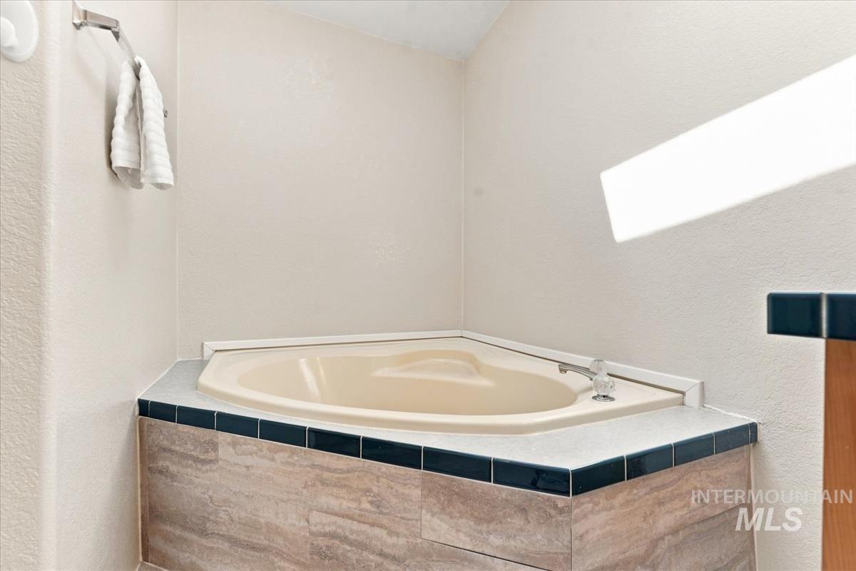175 N 12th E, Mountain Home, Idaho 83647, 3 Bedrooms, 2 Bathrooms, Residential For Sale, Price $290,000,MLS 98998905