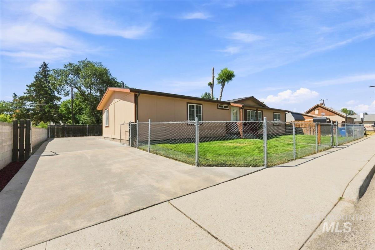 175 N 12th E, Mountain Home, Idaho 83647, 3 Bedrooms, 2 Bathrooms, Residential For Sale, Price $290,000,MLS 98998905