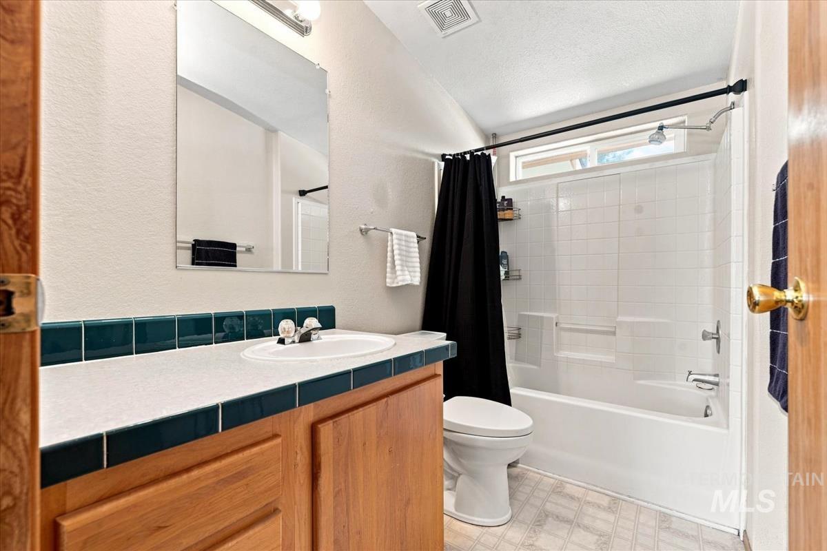 175 N 12th E, Mountain Home, Idaho 83647, 3 Bedrooms, 2 Bathrooms, Residential For Sale, Price $290,000,MLS 98998905
