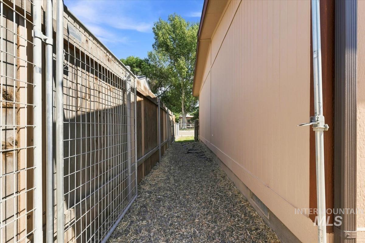 175 N 12th E, Mountain Home, Idaho 83647, 3 Bedrooms, 2 Bathrooms, Residential For Sale, Price $290,000,MLS 98998905