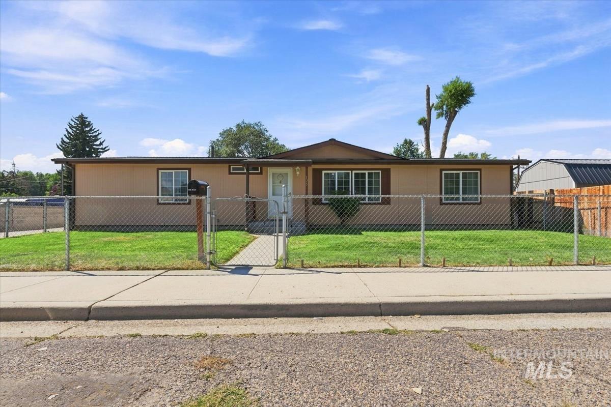 175 N 12th E, Mountain Home, Idaho 83647, 3 Bedrooms, 2 Bathrooms, Residential For Sale, Price $290,000,MLS 98998905