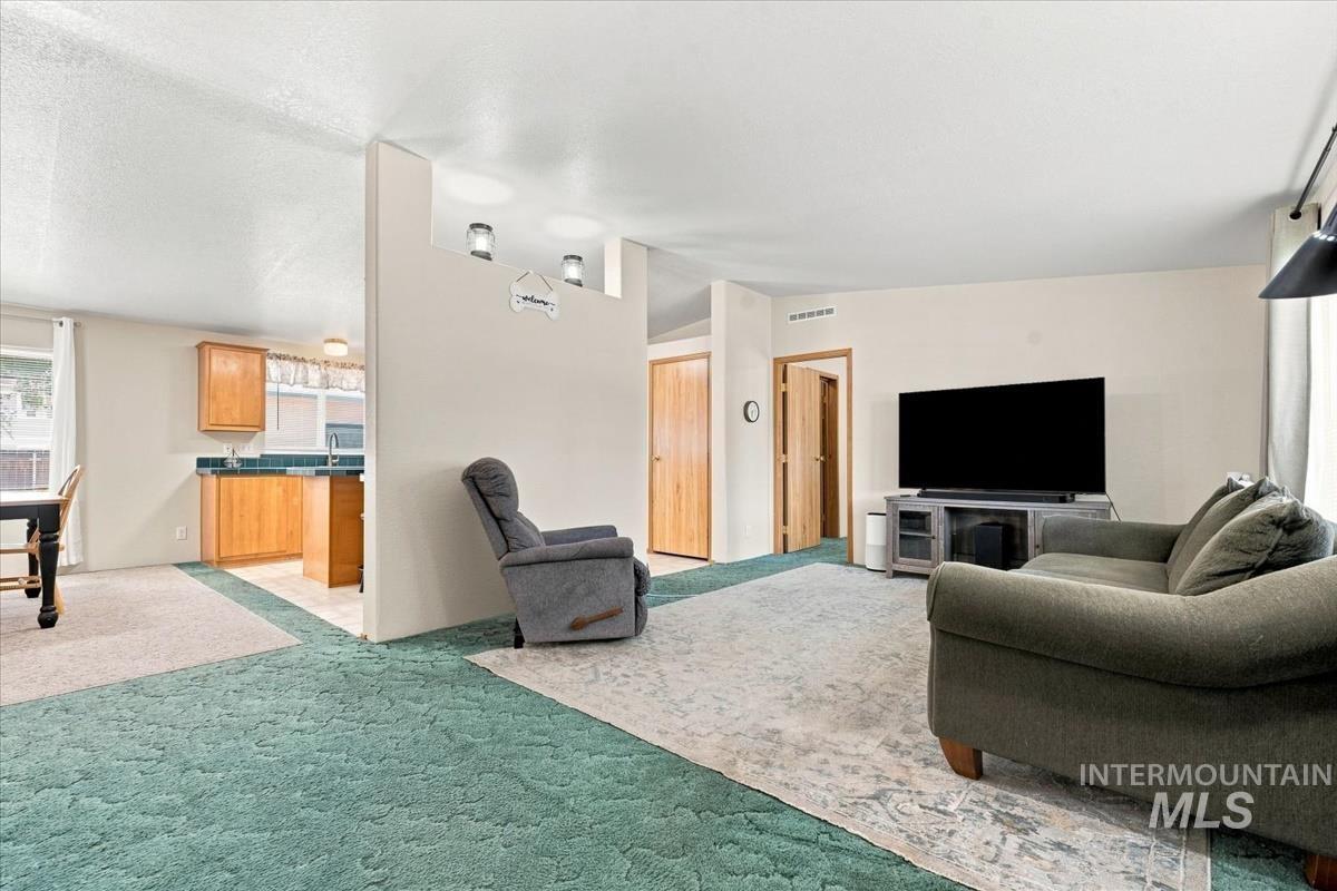 175 N 12th E, Mountain Home, Idaho 83647, 3 Bedrooms, 2 Bathrooms, Residential For Sale, Price $290,000,MLS 98998905