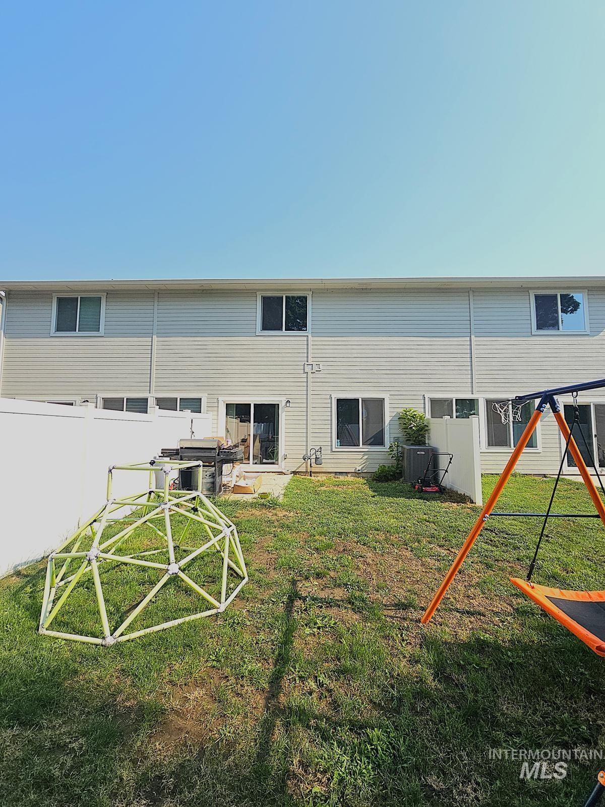 116 NE 3rd Street, Fruitland, Idaho 83619, 3 Bedrooms, 2.5 Bathrooms, Residential For Sale, Price $325,000,MLS 98998910