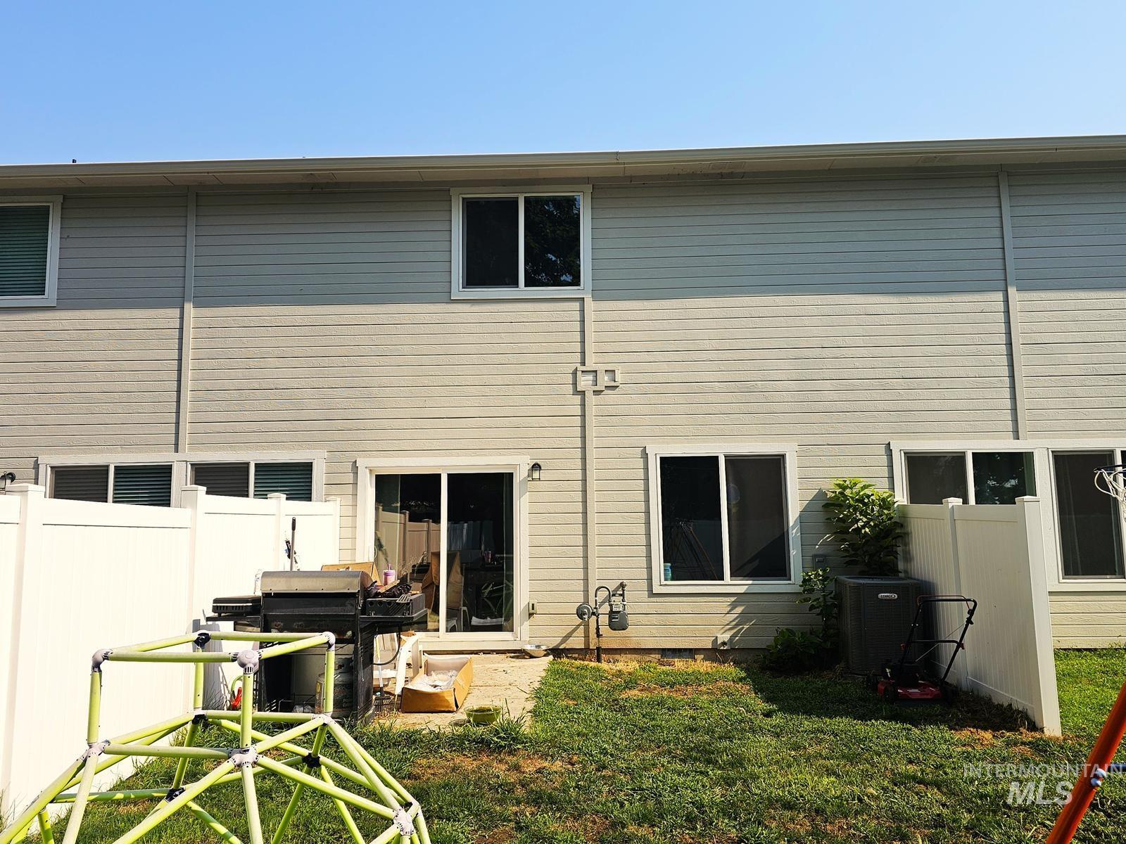116 NE 3rd Street, Fruitland, Idaho 83619, 3 Bedrooms, 2.5 Bathrooms, Residential For Sale, Price $325,000,MLS 98998910