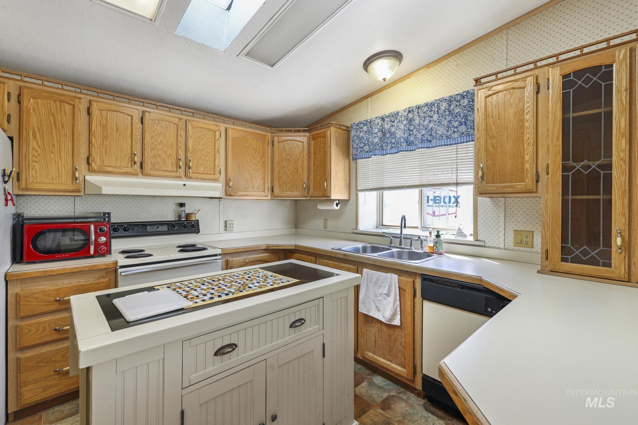 192 W Caswell, Twin Falls, Idaho 83301, 2 Bedrooms, 2 Bathrooms, Residential For Sale, Price $225,000,MLS 98998915