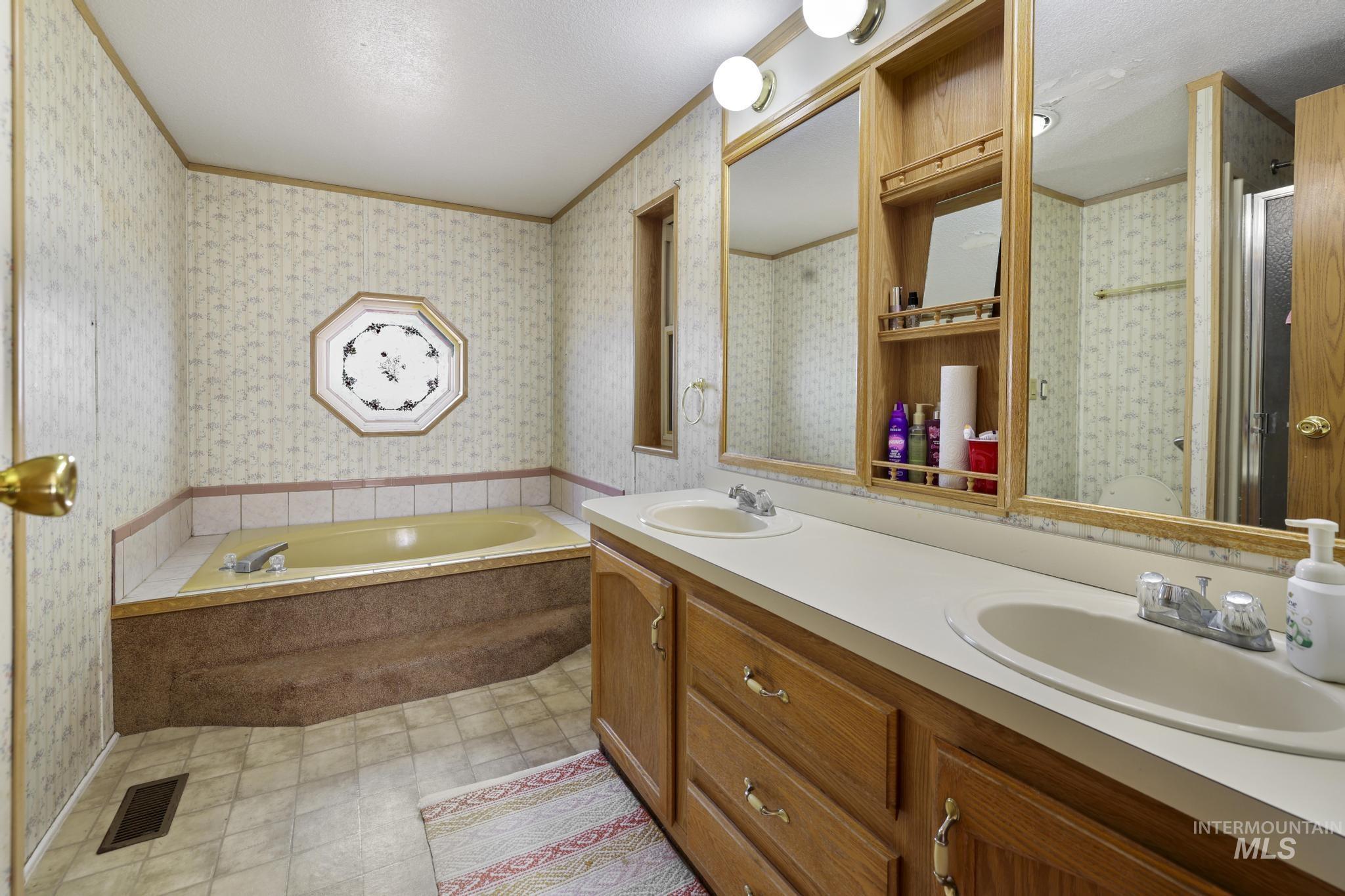 192 W Caswell, Twin Falls, Idaho 83301, 2 Bedrooms, 2 Bathrooms, Residential For Sale, Price $225,000,MLS 98998915