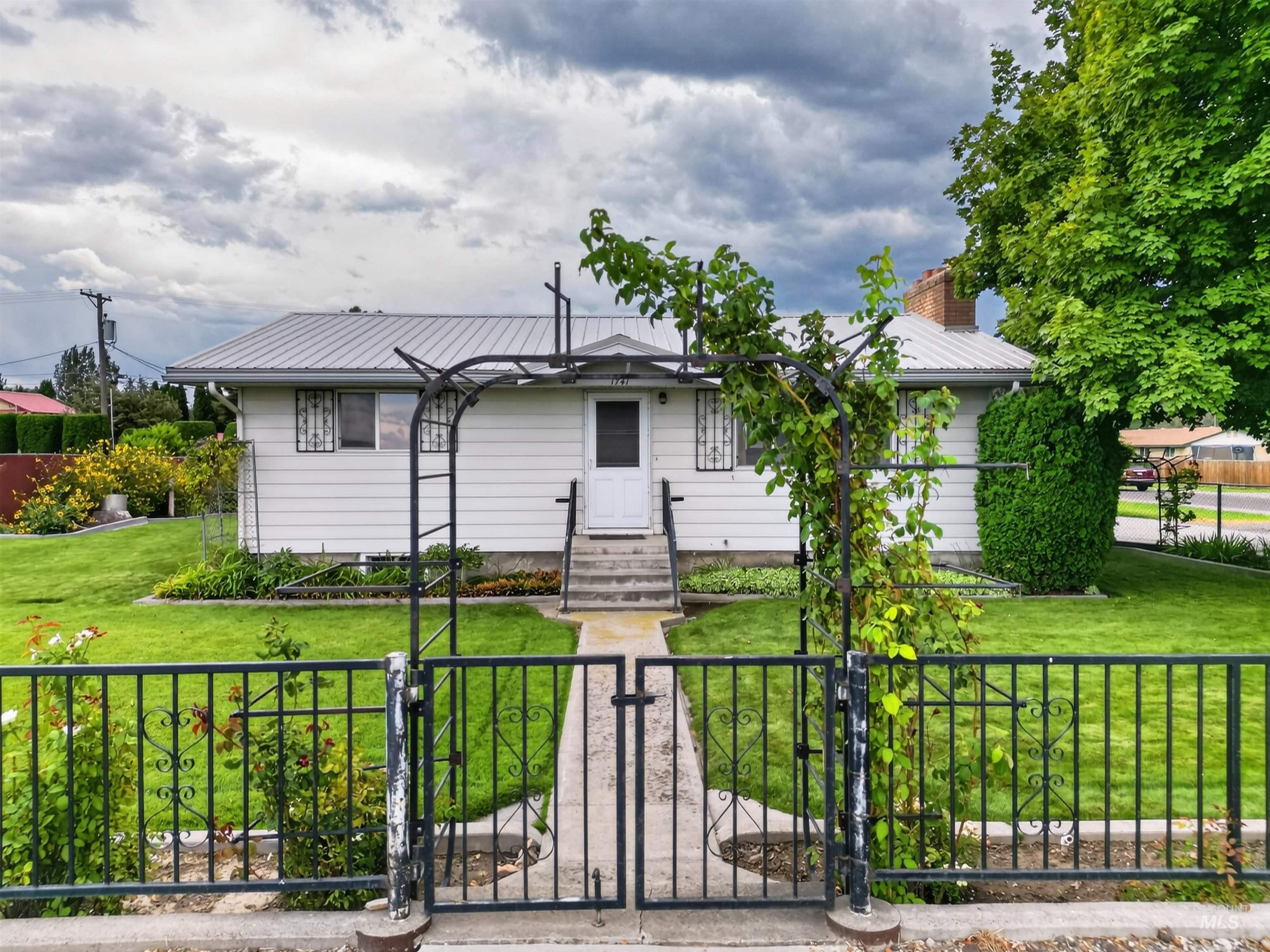 1741 21st St, Heyburn, Idaho 83336, 4 Bedrooms, 1 Bathroom, Residential For Sale, Price $325,000,MLS 98998940