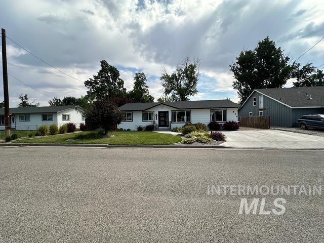 930 N 8th St, Payette, Idaho 83661, 3 Bedrooms, 3 Bathrooms, Residential For Sale, Price $335,000,MLS 98998949
