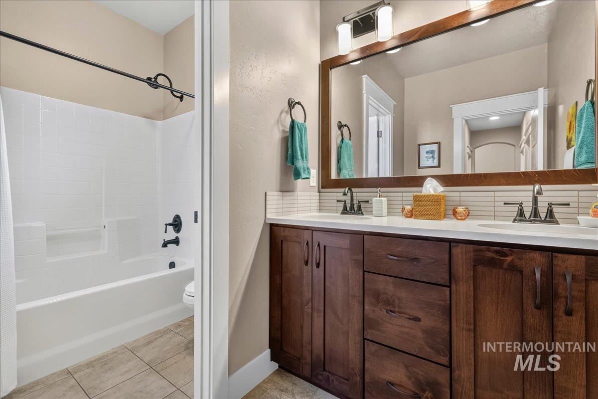 10165 W Purple Ash Dr., Star, Idaho 83669, 4 Bedrooms, 2 Bathrooms, Residential For Sale, Price $700,000,MLS 98998950