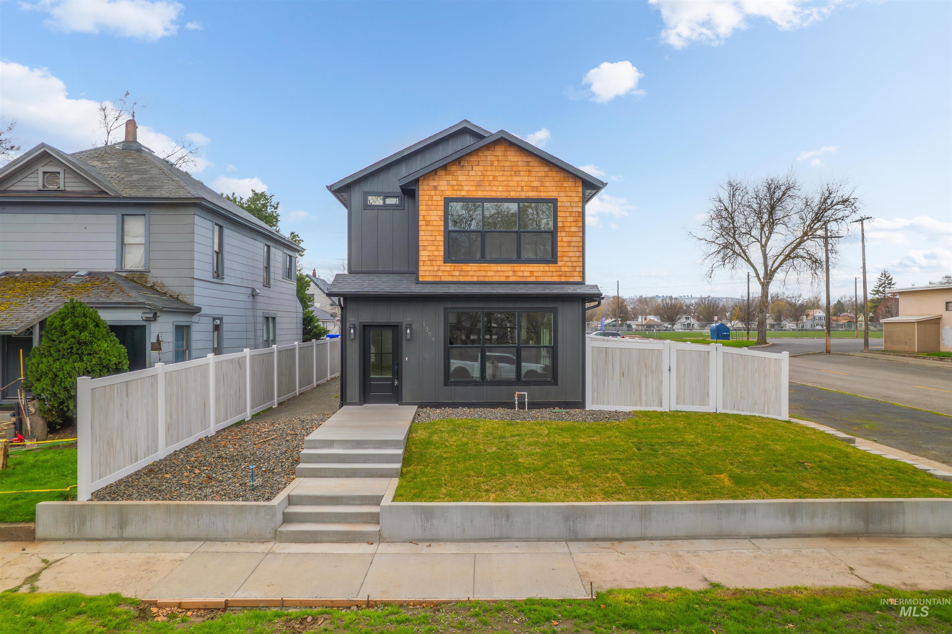1304 9th Avenue, Lewiston, Idaho 83501, 3 Bedrooms, 3 Bathrooms, Residential For Sale, Price $499,500,MLS 98998967