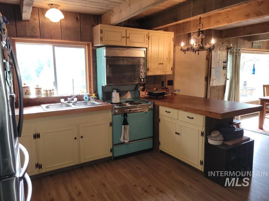 1208 Fox Rd, Cascade, Idaho 83611, 2 Bedrooms, 1 Bathroom, Residential For Sale, Price $325,000, 98998996