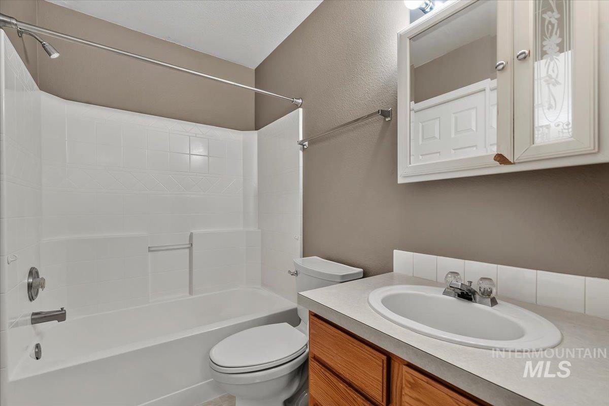 2624 S Stonehedge Dr., Nampa, Idaho 83686, 3 Bedrooms, 2.5 Bathrooms, Residential For Sale, Price $375,000, 98998999
