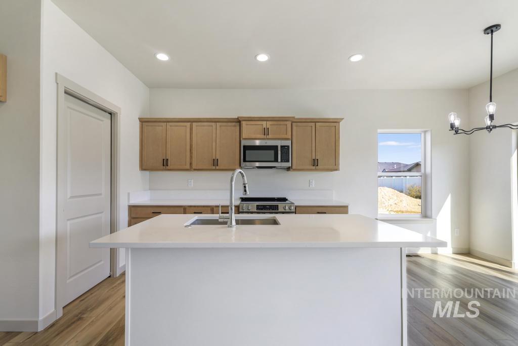 419 Rock Dove Loop, Twin Falls, Idaho 83301, 3 Bedrooms, 2 Bathrooms, Residential For Sale, Price $375,000, 98999007