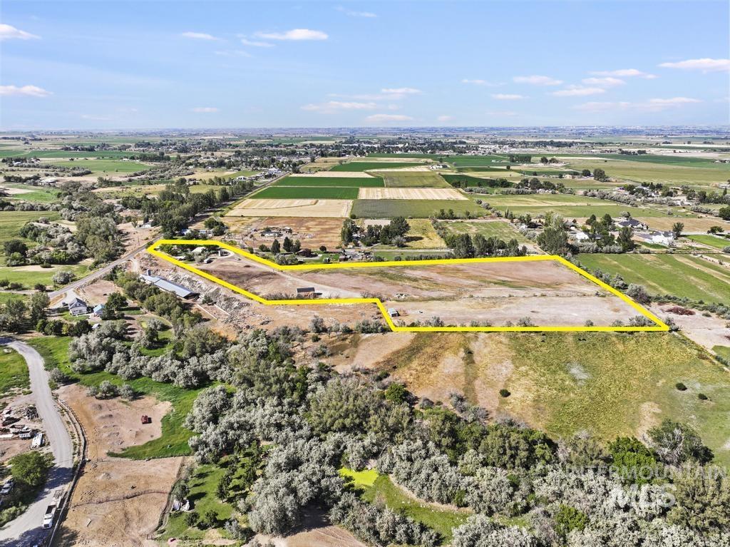 3762 N 2200 E, Filer, Idaho 83328, 3 Bedrooms, 2 Bathrooms, Residential For Sale, Price $400,000,MLS 98999013