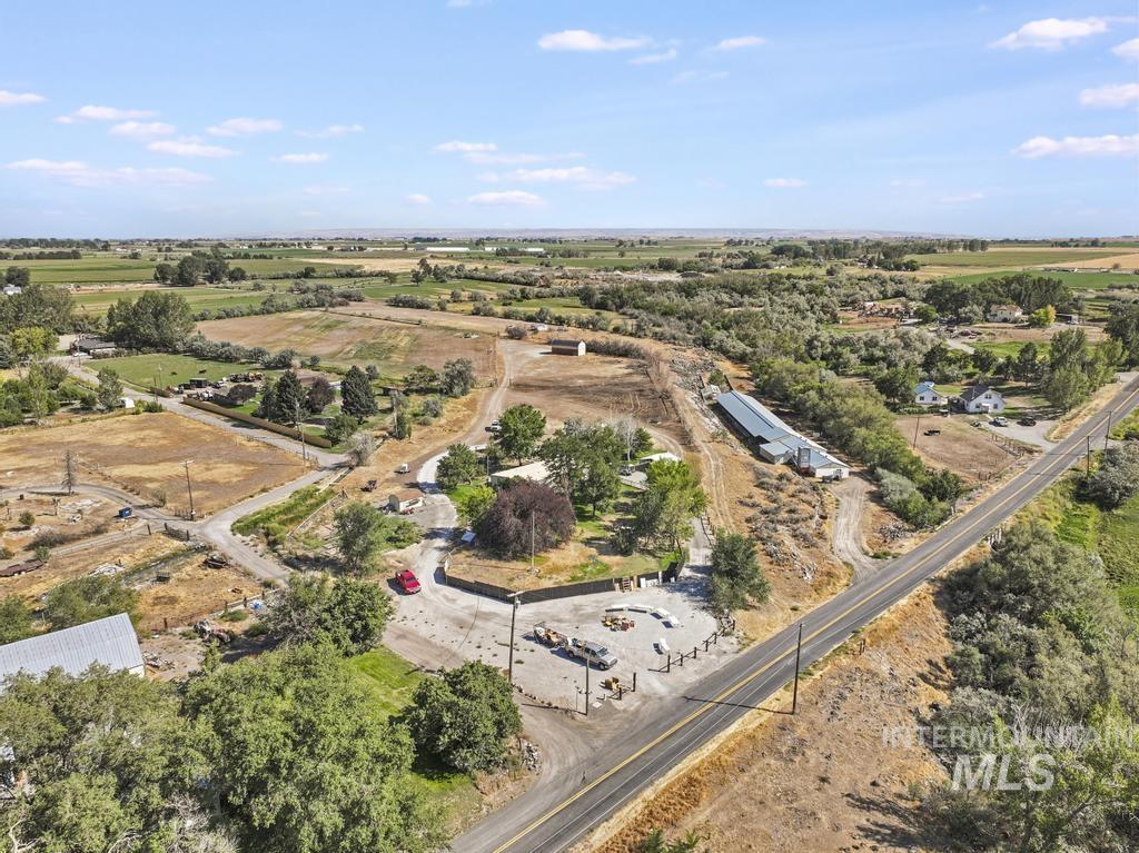 3762 N 2200 E, Filer, Idaho 83328, 3 Bedrooms, 2 Bathrooms, Residential For Sale, Price $400,000,MLS 98999013
