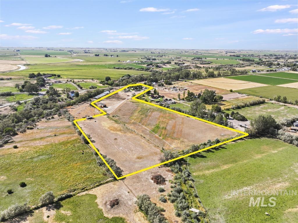 3762 N 2200 E, Filer, Idaho 83328, 3 Bedrooms, 2 Bathrooms, Residential For Sale, Price $400,000,MLS 98999013
