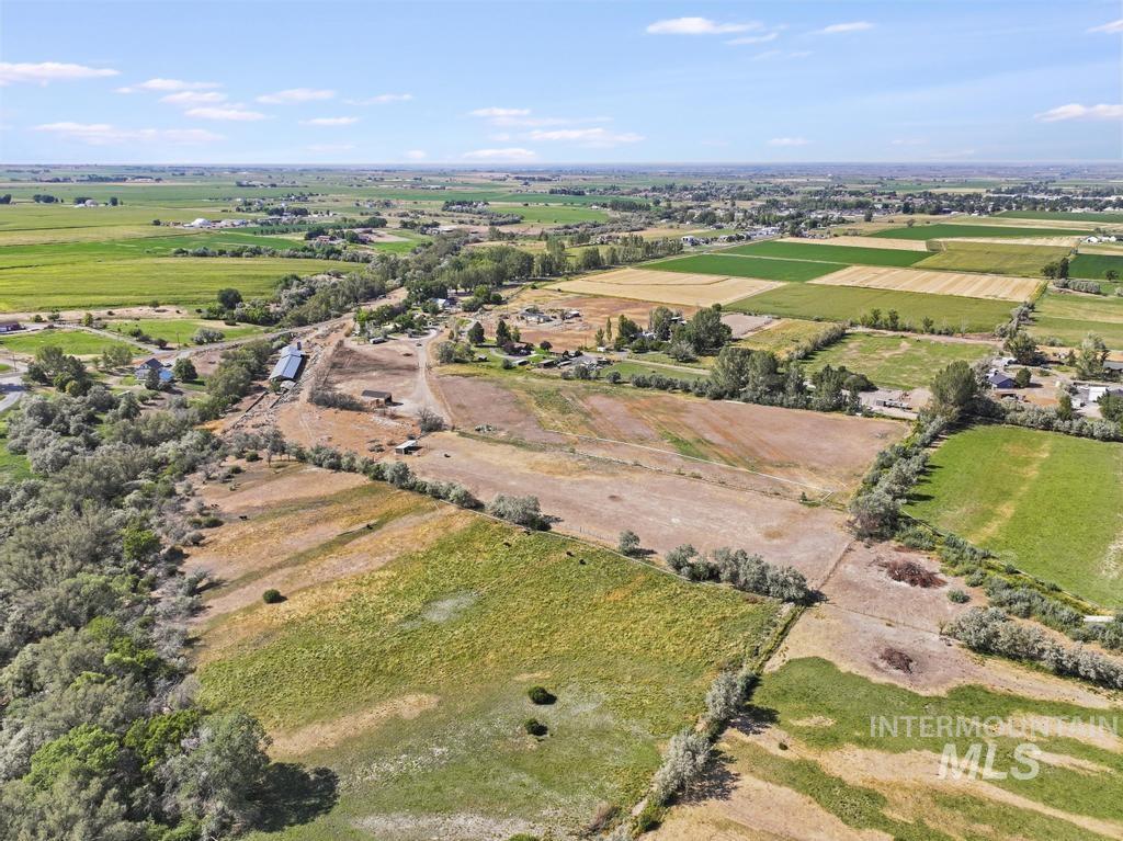 3762 N 2200 E, Filer, Idaho 83328, 3 Bedrooms, 2 Bathrooms, Residential For Sale, Price $400,000,MLS 98999013