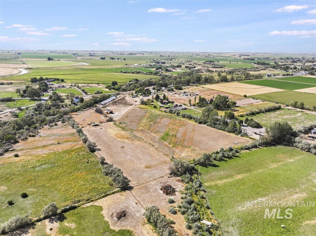 3762 N 2200 E, Filer, Idaho 83328, 3 Bedrooms, 2 Bathrooms, Residential For Sale, Price $400,000,MLS 98999013