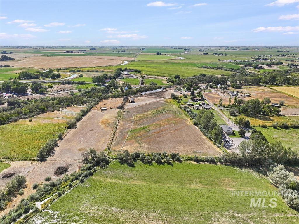 3762 N 2200 E, Filer, Idaho 83328, 3 Bedrooms, 2 Bathrooms, Residential For Sale, Price $400,000,MLS 98999013