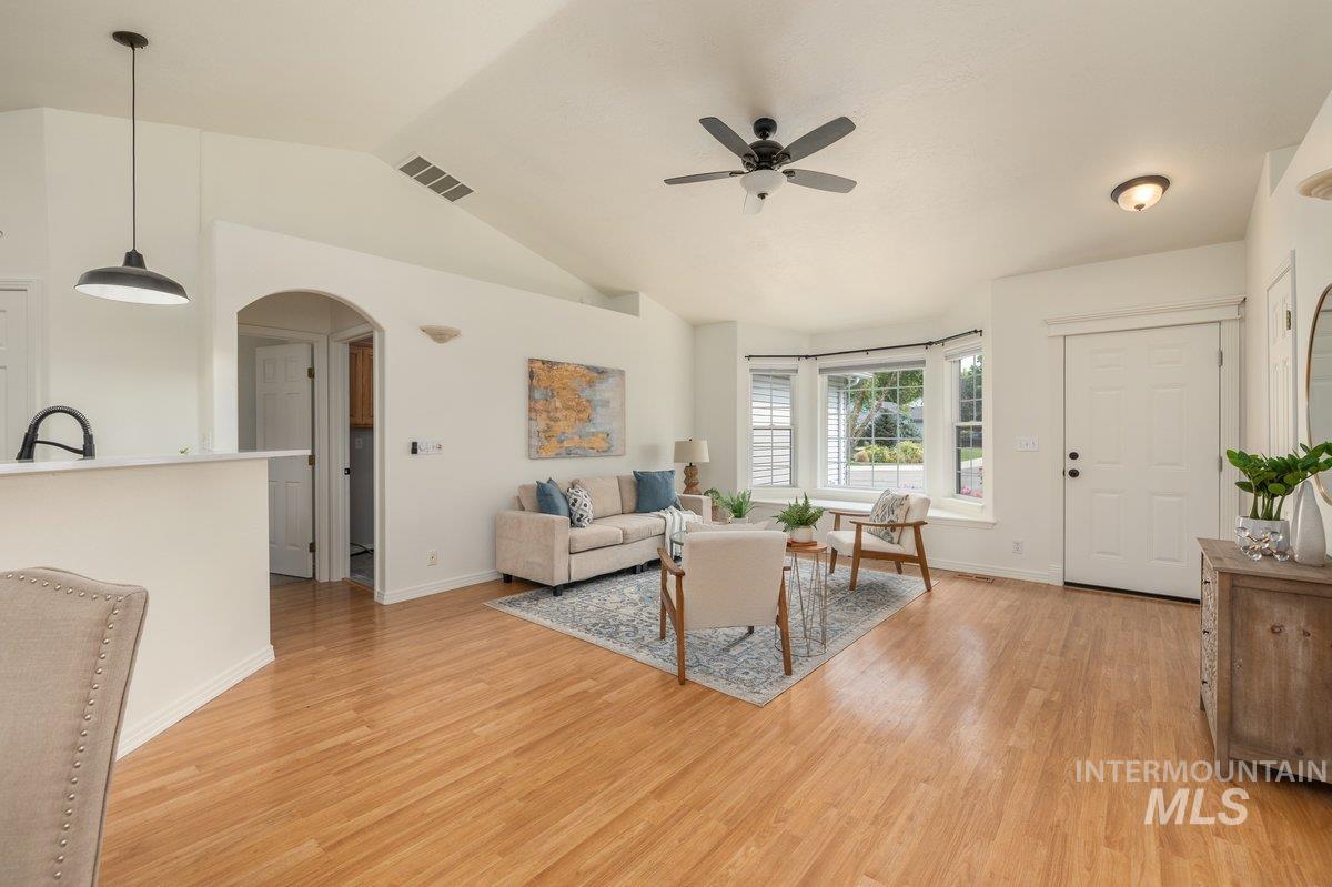 897 S Pelican Way, Meridian, Idaho 83642, 3 Bedrooms, 2 Bathrooms, Residential For Sale, Price $400,000, 98999021