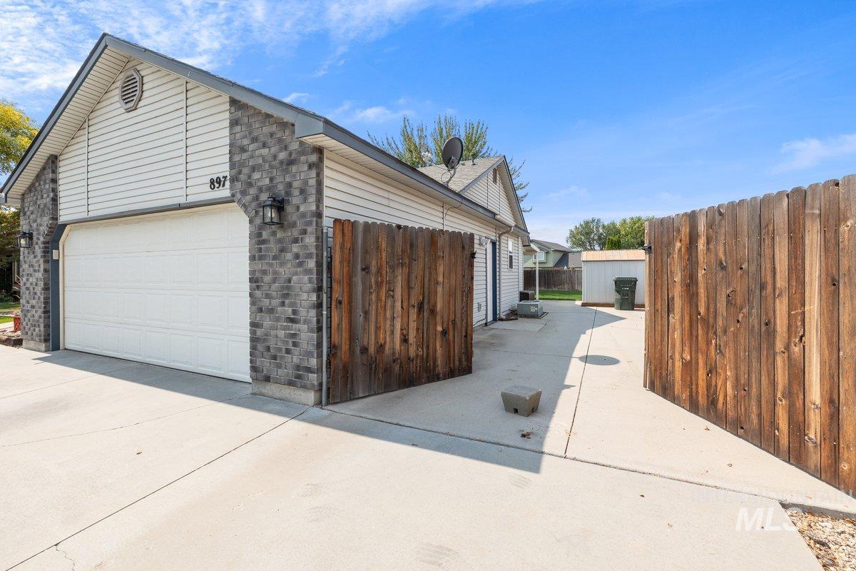 897 S Pelican Way, Meridian, Idaho 83642, 3 Bedrooms, 2 Bathrooms, Residential For Sale, Price $400,000, 98999021
