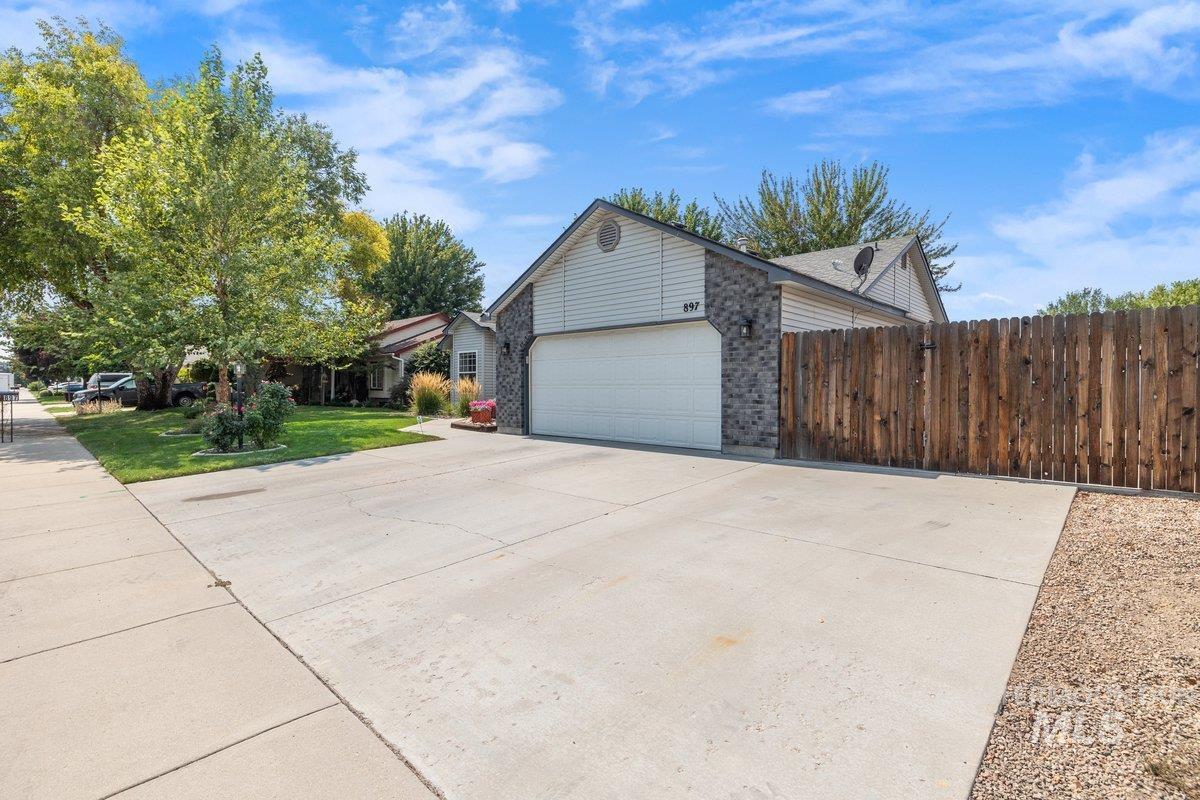 897 S Pelican Way, Meridian, Idaho 83642, 3 Bedrooms, 2 Bathrooms, Residential For Sale, Price $400,000, 98999021
