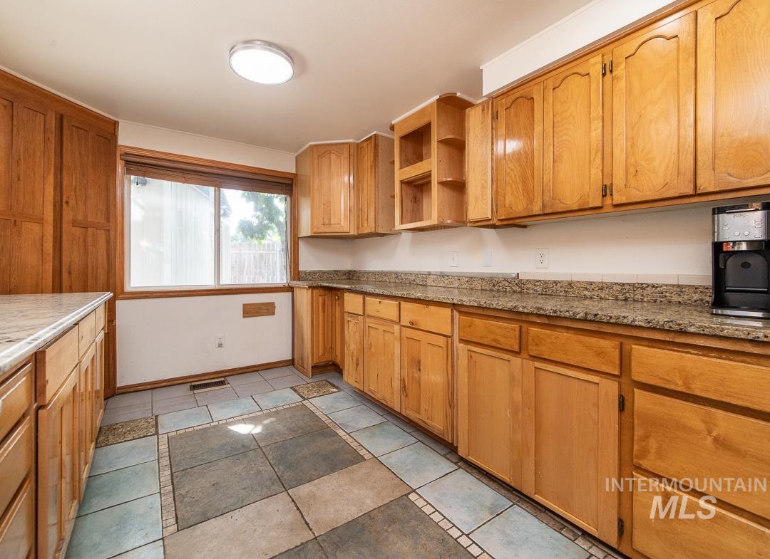 3244 N Linda Vista Pl, Boise, Idaho 83704, 3 Bedrooms, 2 Bathrooms, Residential For Sale, Price $475,000,MLS 98999022