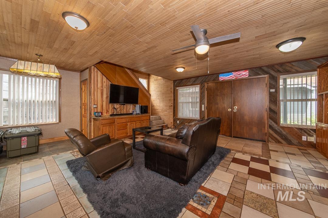 3244 N Linda Vista Pl, Boise, Idaho 83704, 3 Bedrooms, 2 Bathrooms, Residential For Sale, Price $475,000,MLS 98999022