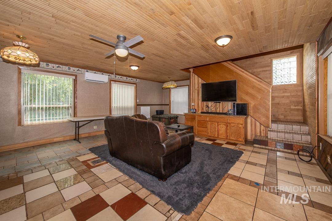 3244 N Linda Vista Pl, Boise, Idaho 83704, 3 Bedrooms, 2 Bathrooms, Residential For Sale, Price $475,000,MLS 98999022