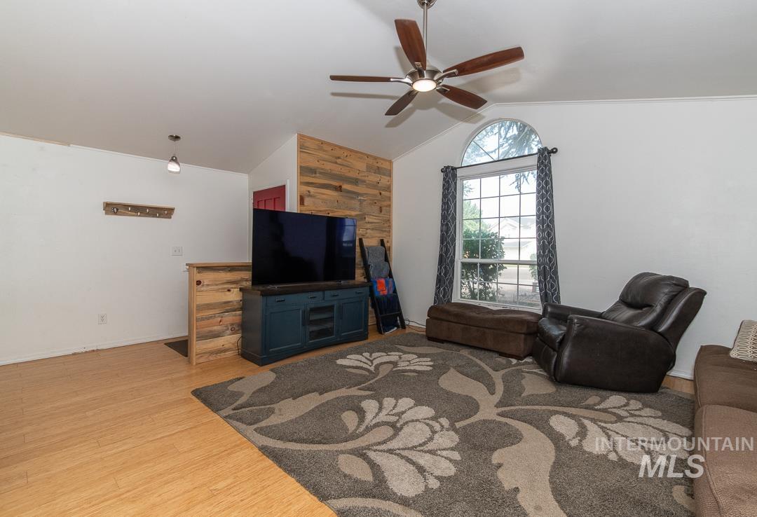 3244 N Linda Vista Pl, Boise, Idaho 83704, 3 Bedrooms, 2 Bathrooms, Residential For Sale, Price $475,000,MLS 98999022