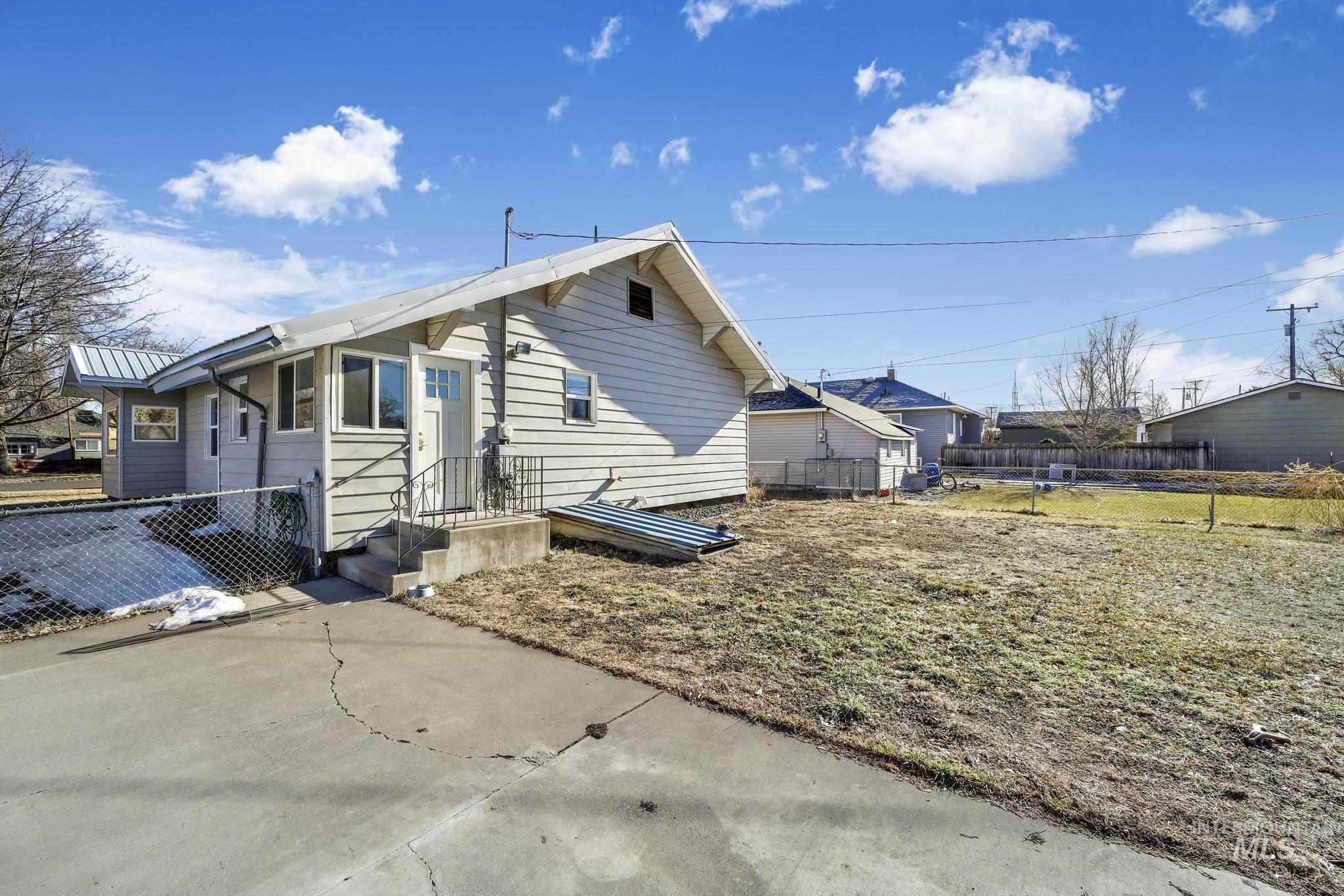 404 7th Ave E, Twin Falls, Idaho 83301, 2 Bedrooms, 2 Bathrooms, Residential For Sale, Price $315,000,MLS 98999024