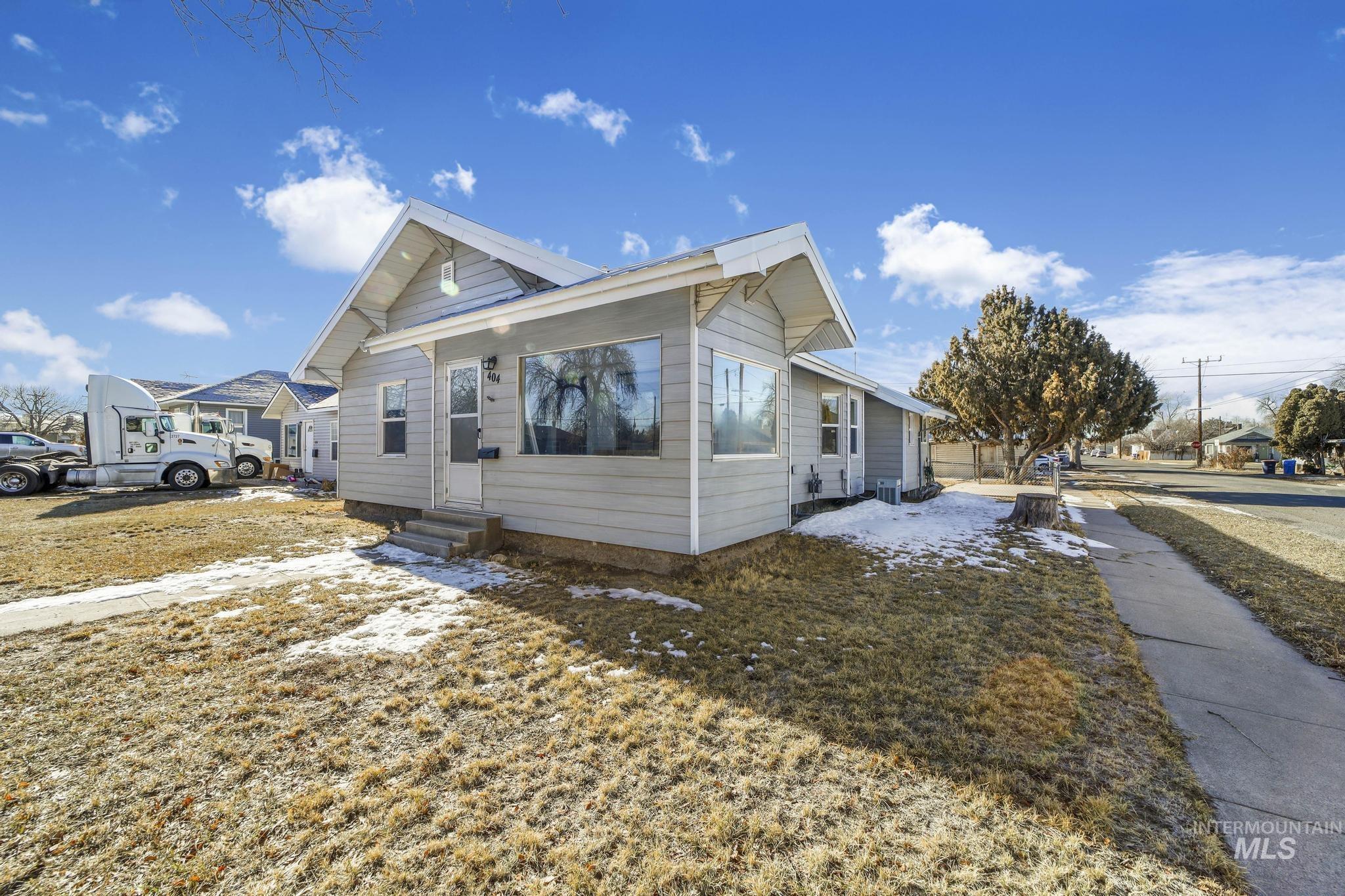 404 7th Ave E, Twin Falls, Idaho 83301, 2 Bedrooms, 2 Bathrooms, Residential For Sale, Price $315,000,MLS 98999024