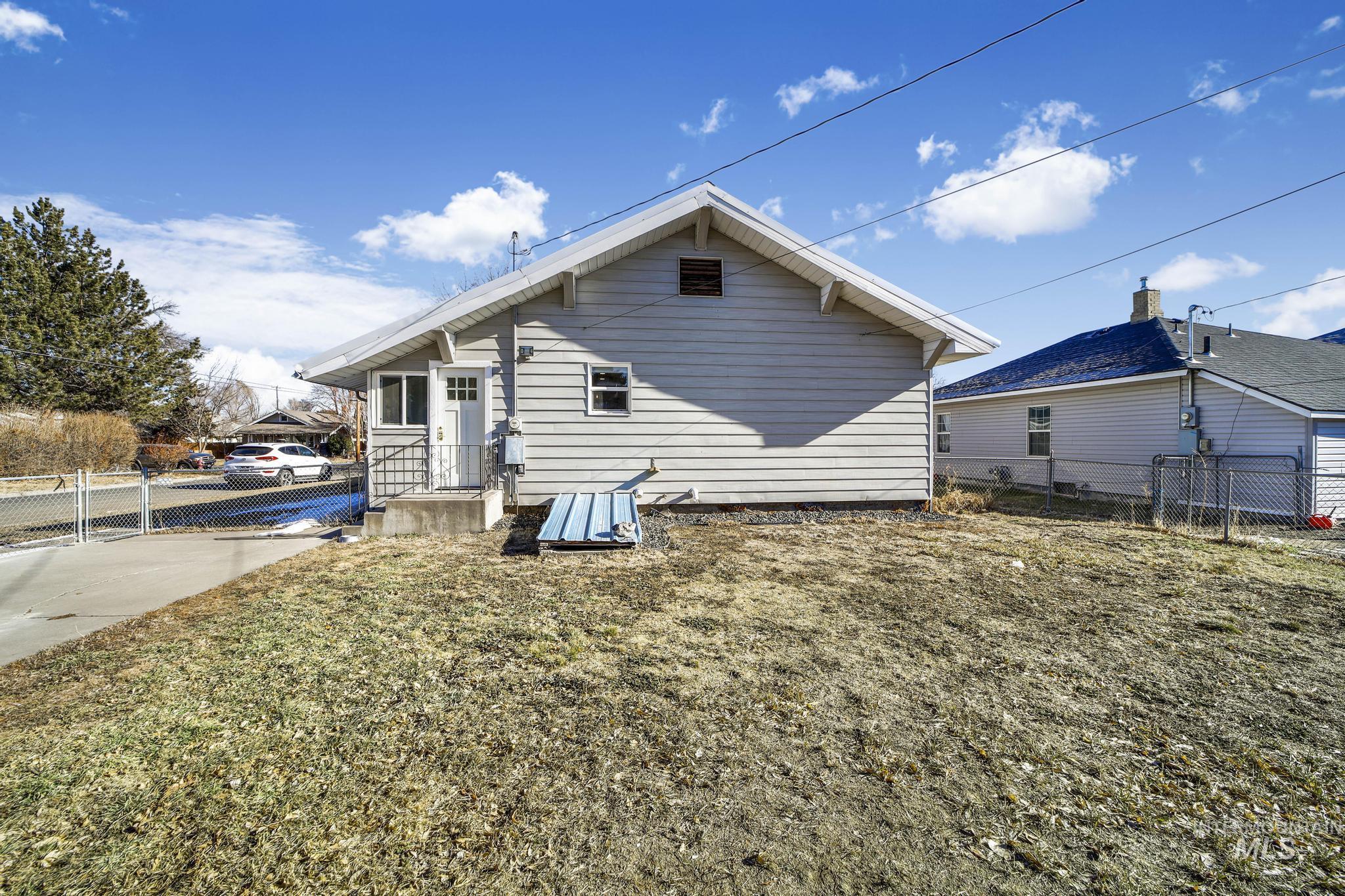 404 7th Ave E, Twin Falls, Idaho 83301, 2 Bedrooms, 2 Bathrooms, Residential For Sale, Price $315,000,MLS 98999024