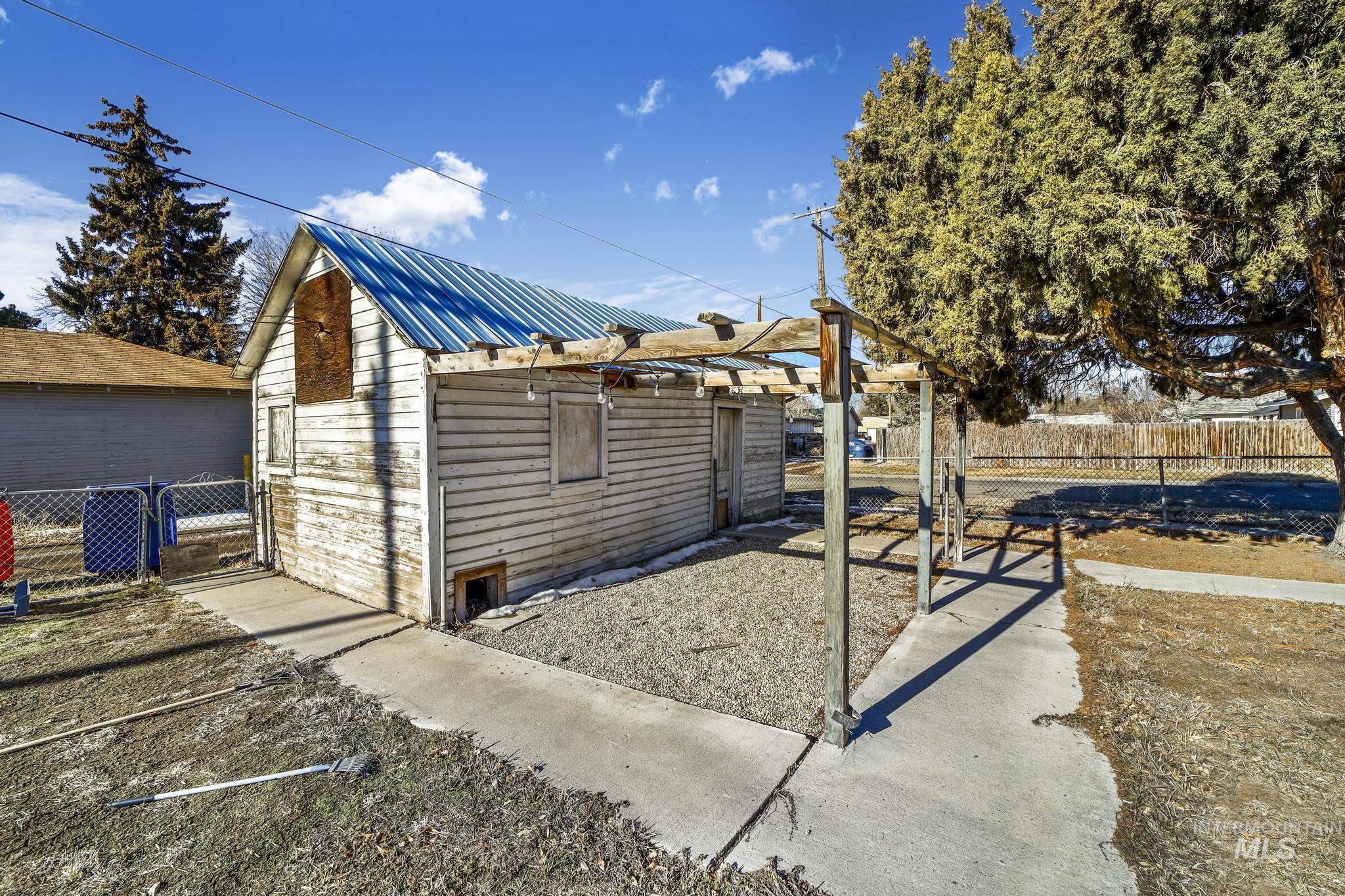 404 7th Ave E, Twin Falls, Idaho 83301, 2 Bedrooms, 2 Bathrooms, Residential For Sale, Price $315,000,MLS 98999024