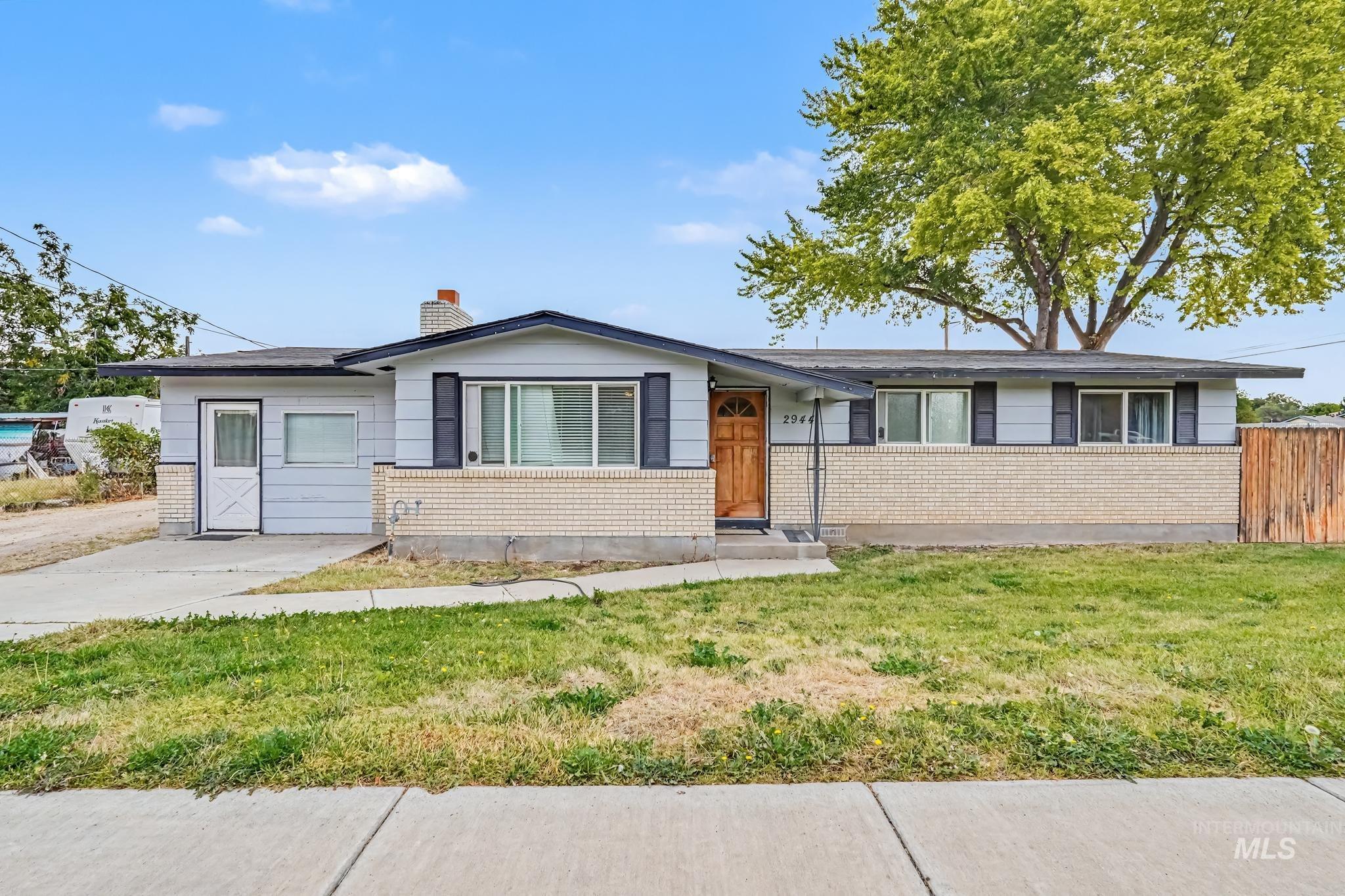 2944 S Cloverdale Rd, Boise, Idaho 83709, 3 Bedrooms, 1 Bathroom, Residential Income For Sale, Price $599,000,MLS 98999028