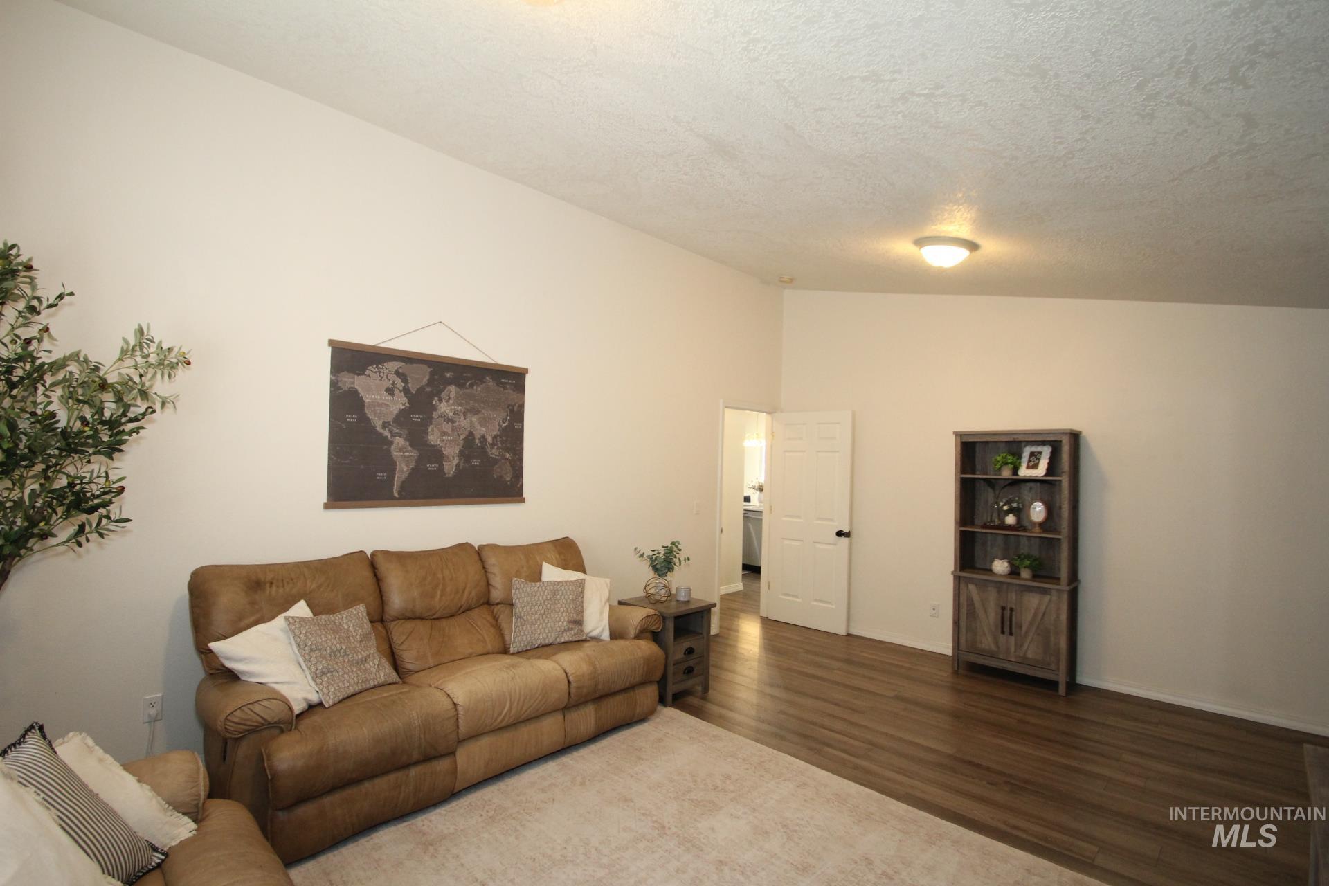 1726 E Kamay Ct., Meridian, Idaho 83642, 3 Bedrooms, 2 Bathrooms, Residential For Sale, Price $467,900,MLS 98999074