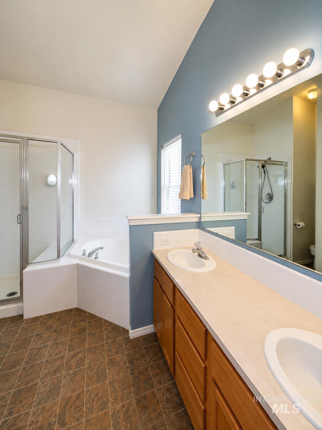 1726 E Kamay Ct., Meridian, Idaho 83642, 3 Bedrooms, 2 Bathrooms, Residential For Sale, Price $459,900,MLS 98999074