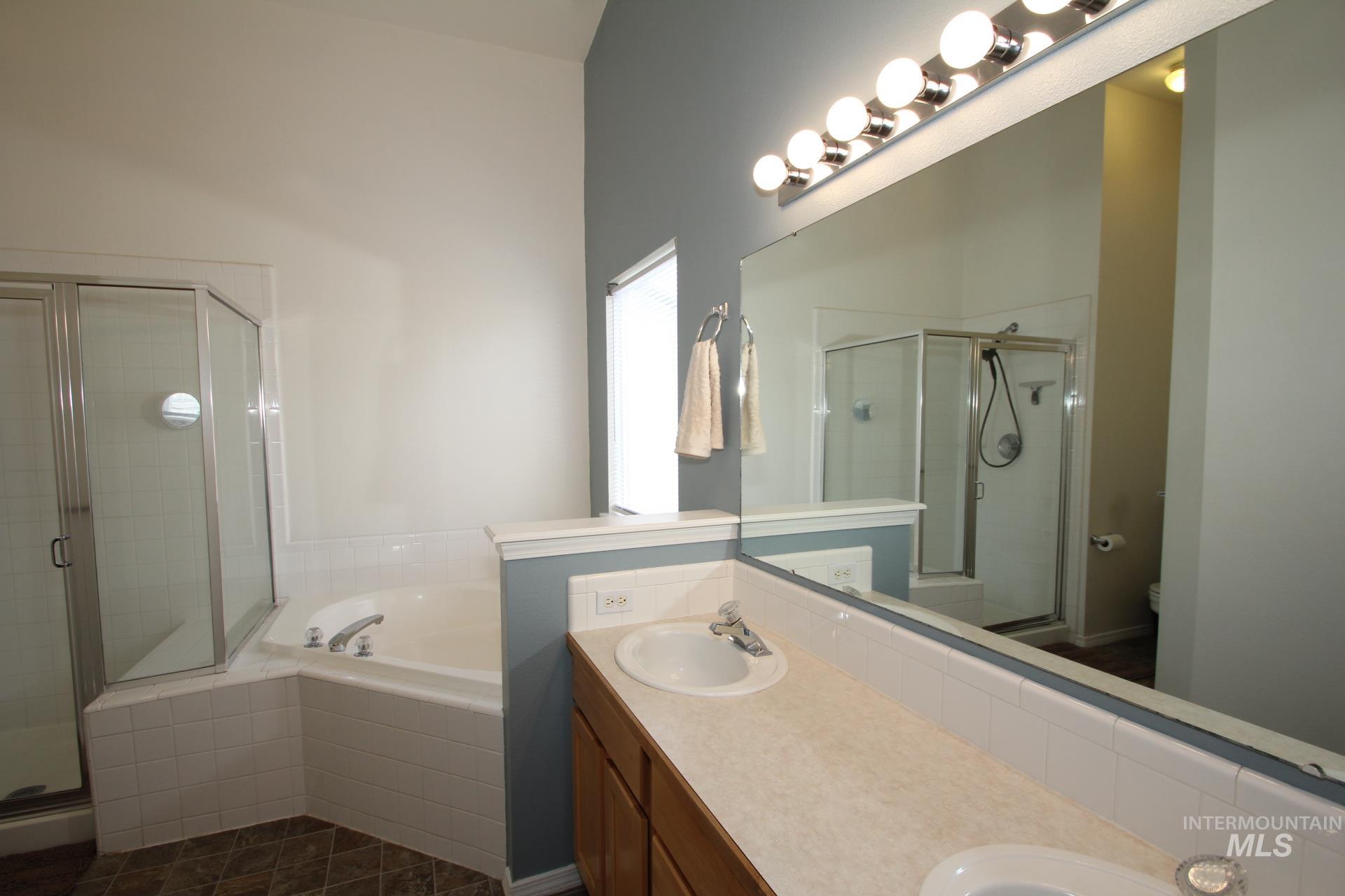 1726 E Kamay Ct., Meridian, Idaho 83642, 3 Bedrooms, 2 Bathrooms, Residential For Sale, Price $467,900,MLS 98999074