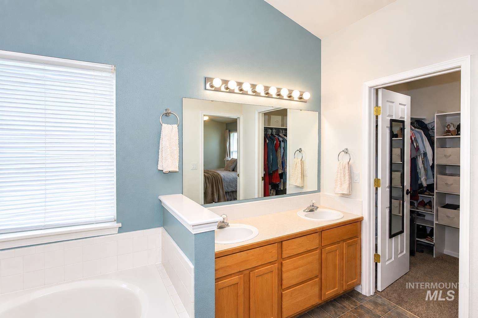 1726 E Kamay Ct., Meridian, Idaho 83642, 3 Bedrooms, 2 Bathrooms, Residential For Sale, Price $459,900,MLS 98999074