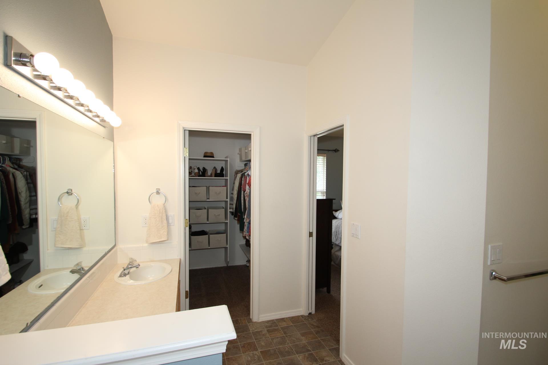 1726 E Kamay Ct., Meridian, Idaho 83642, 3 Bedrooms, 2 Bathrooms, Residential For Sale, Price $467,900,MLS 98999074