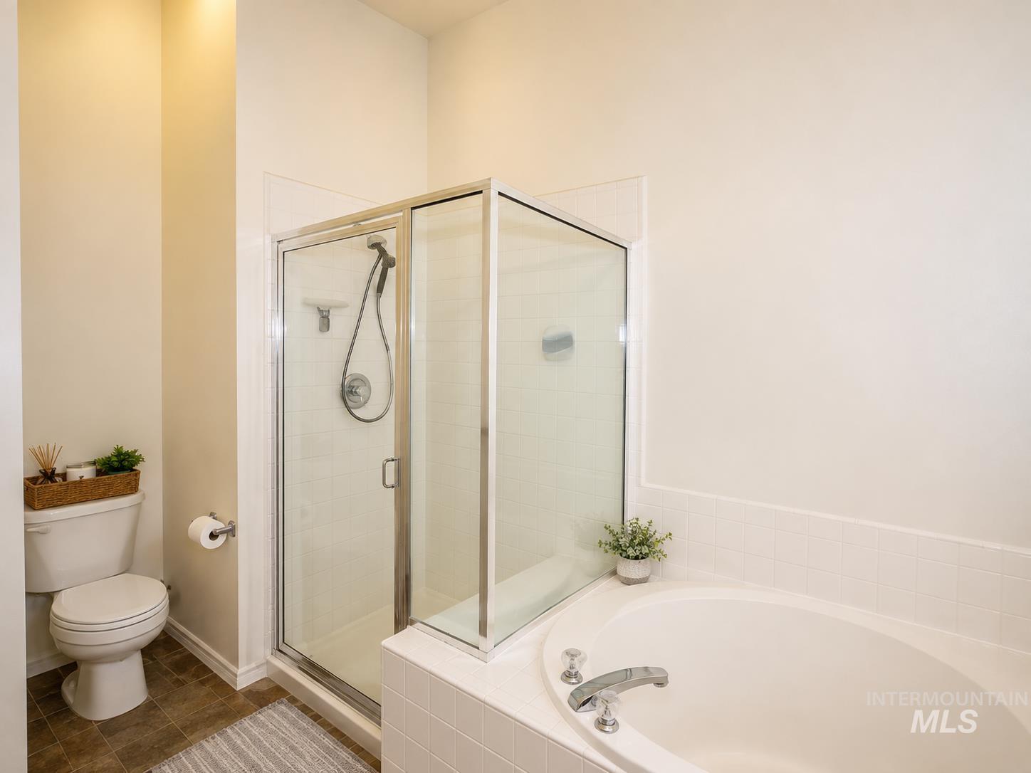 1726 E Kamay Ct., Meridian, Idaho 83642, 3 Bedrooms, 2 Bathrooms, Residential For Sale, Price $459,900,MLS 98999074