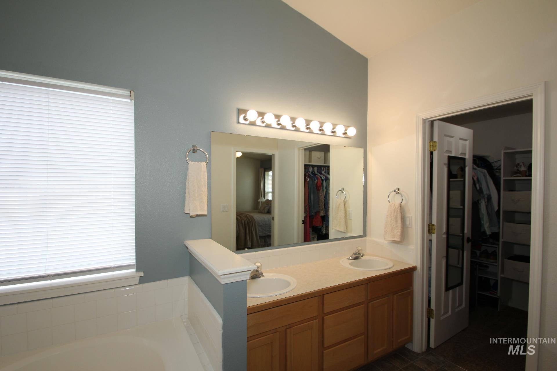 1726 E Kamay Ct., Meridian, Idaho 83642, 3 Bedrooms, 2 Bathrooms, Residential For Sale, Price $467,900,MLS 98999074