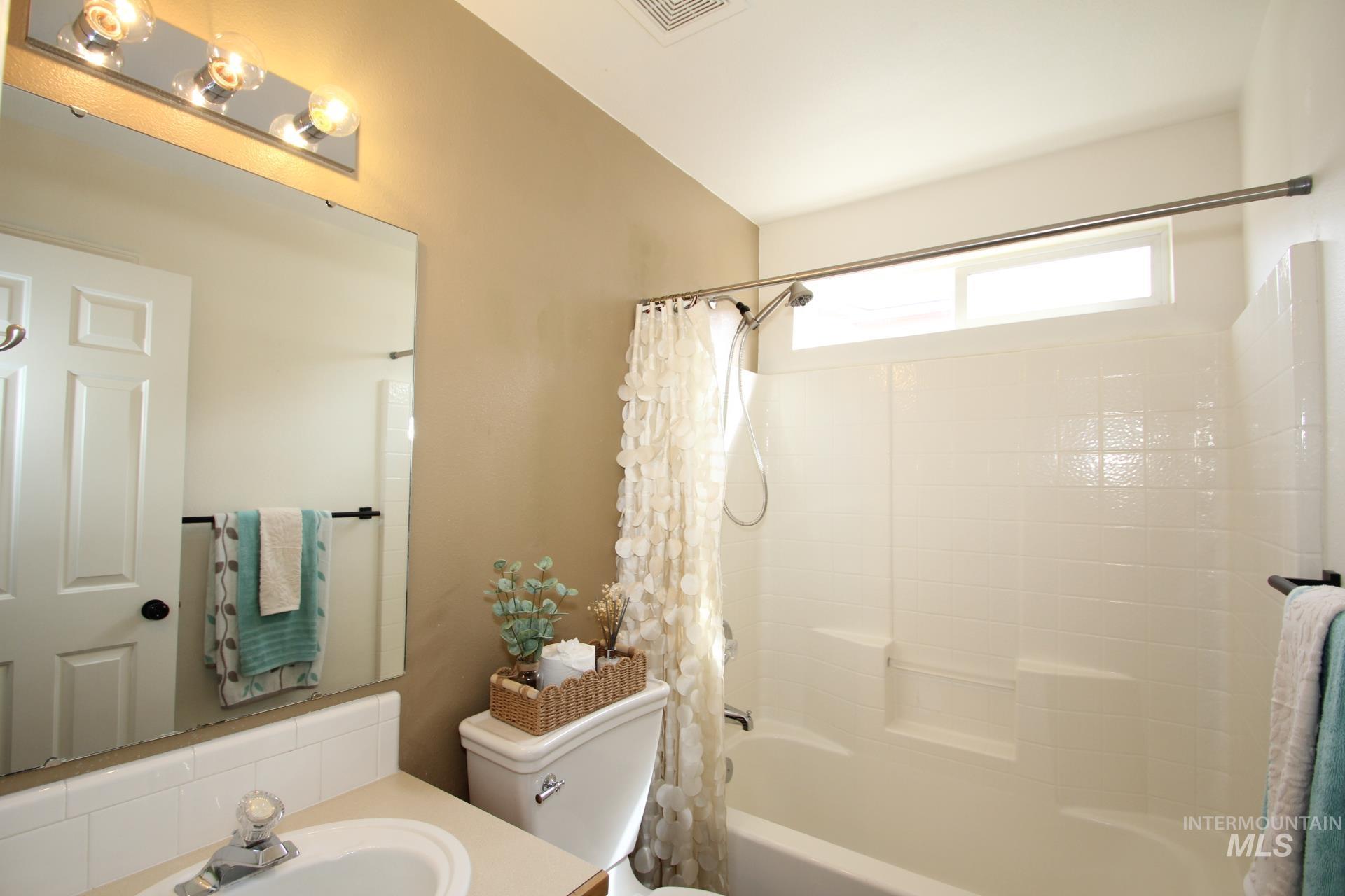 1726 E Kamay Ct., Meridian, Idaho 83642, 3 Bedrooms, 2 Bathrooms, Residential For Sale, Price $467,900,MLS 98999074
