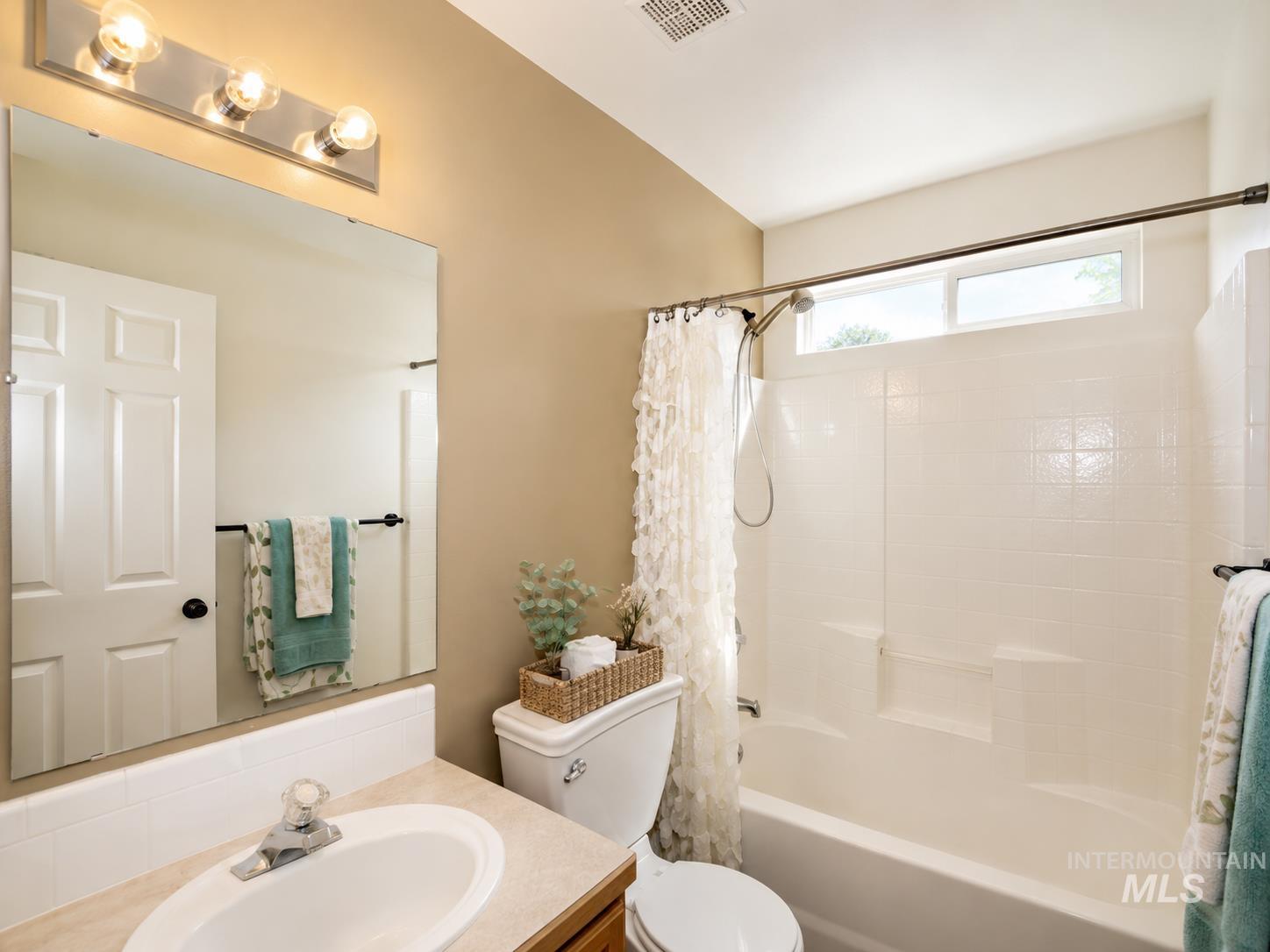 1726 E Kamay Ct., Meridian, Idaho 83642, 3 Bedrooms, 2 Bathrooms, Residential For Sale, Price $459,900,MLS 98999074
