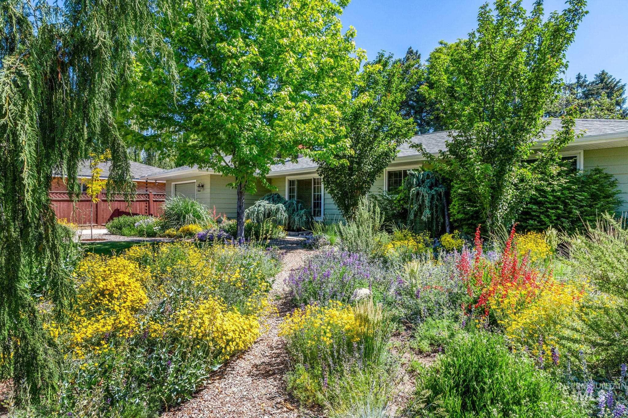 6015 W Poplar, Boise, Idaho 83704, 3 Bedrooms, 2 Bathrooms, Residential For Sale, Price $492,000, 98999088