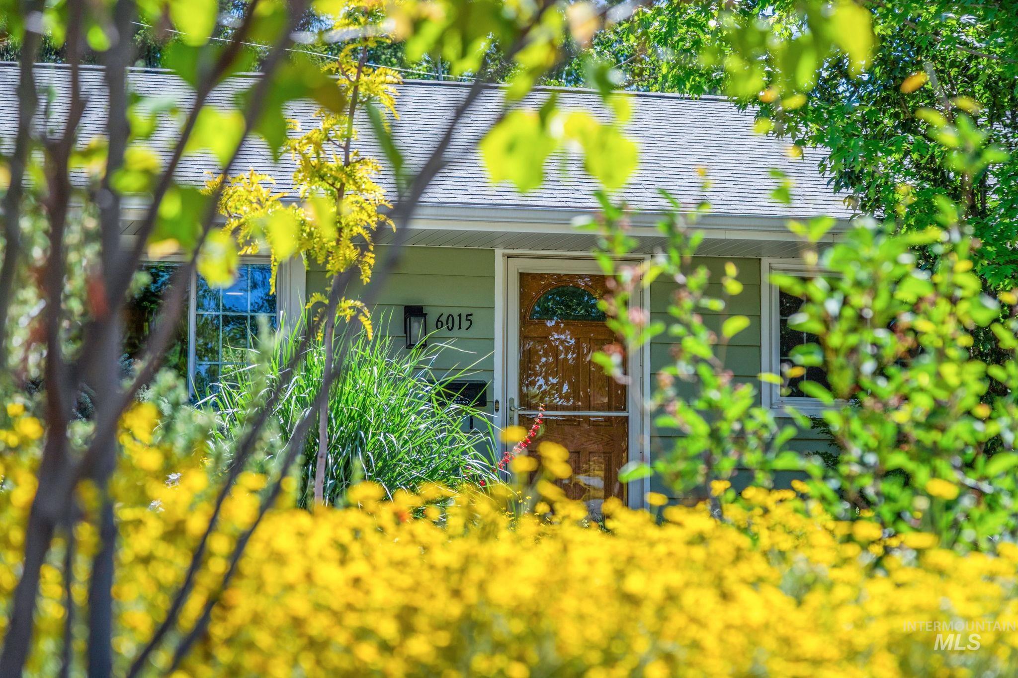 6015 W Poplar, Boise, Idaho 83704, 3 Bedrooms, 2 Bathrooms, Residential For Sale, Price $492,000, 98999088