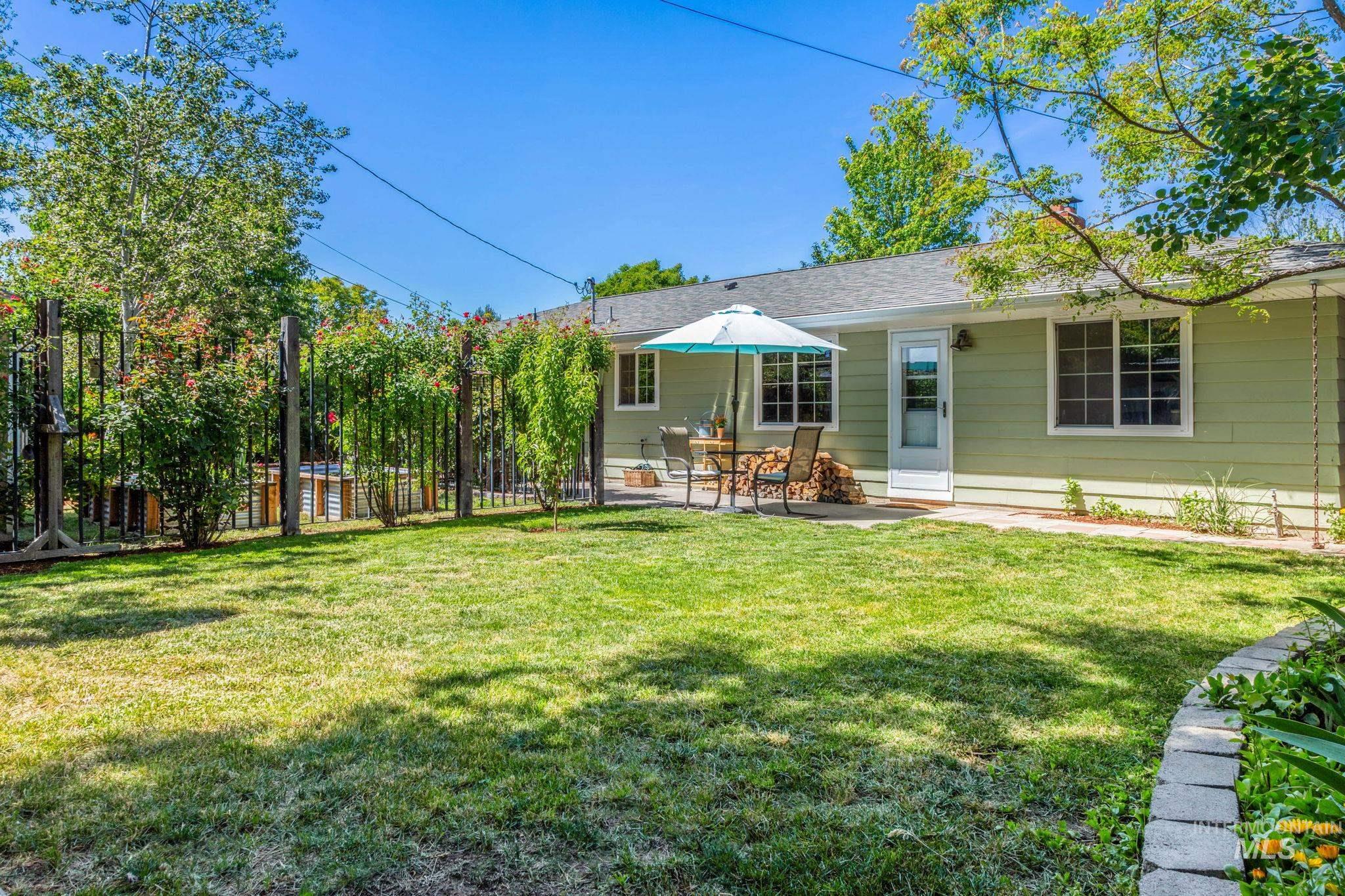 6015 W Poplar, Boise, Idaho 83704, 3 Bedrooms, 2 Bathrooms, Residential For Sale, Price $492,000, 98999088