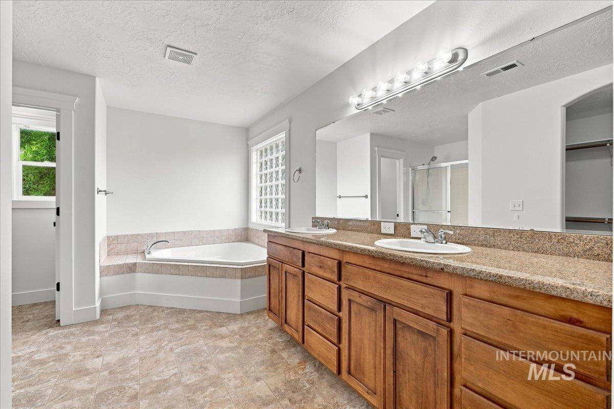 3765 S Naples, Meridian, Idaho 83642, 4 Bedrooms, 2.5 Bathrooms, Residential For Sale, Price $725,000, 98999101