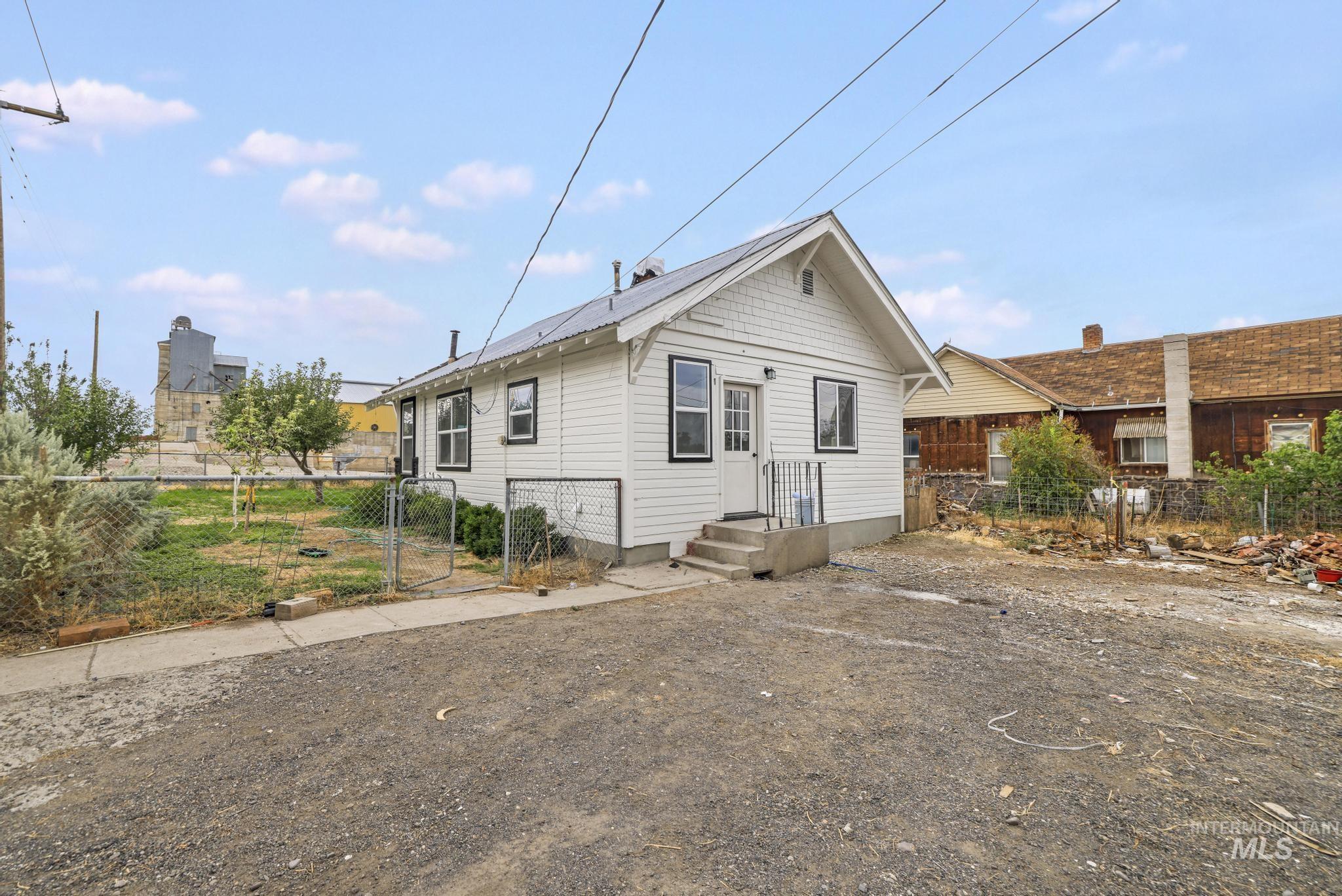 228 8Th Ave S, Buhl, Idaho 83316, 2 Bedrooms, 1 Bathroom, Residential For Sale, Price $250,000,MLS 98999114