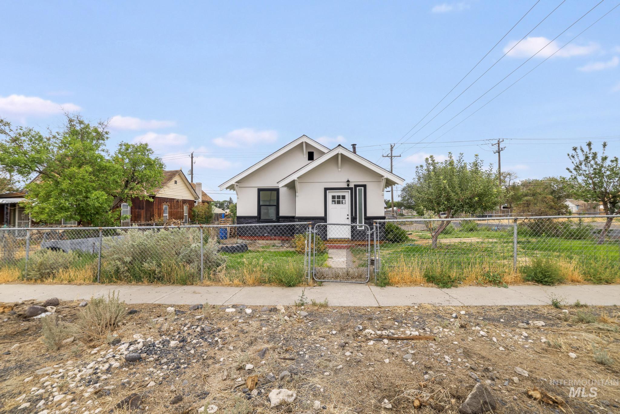 228 8Th Ave S, Buhl, Idaho 83316, 2 Bedrooms, 1 Bathroom, Residential For Sale, Price $250,000,MLS 98999114